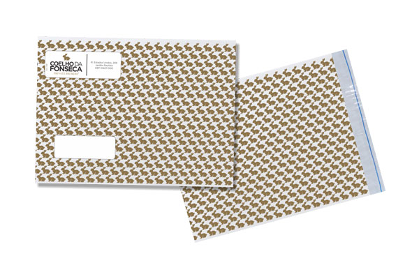 Envelopes com aba e fita adesiva