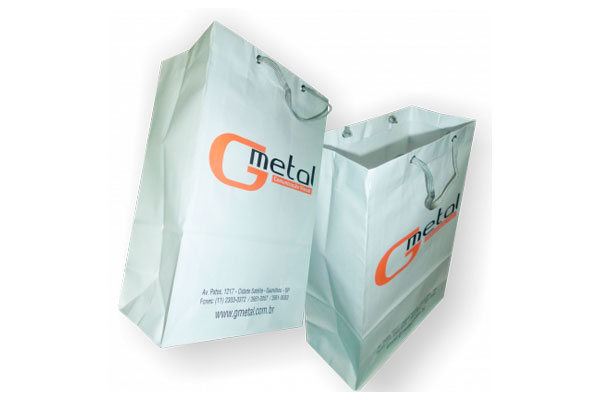 Sacola em papel kraft branco com alça de cordão e ilhose